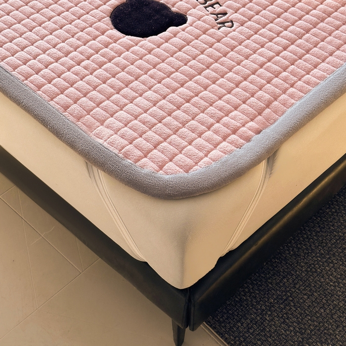 91家纺网 家纺一手货源 找家纺 梵朴 2025新款A类贴布绣牛奶绒夹棉床垫学生宿舍床褥垫子-好运熊系列 好运熊-粉