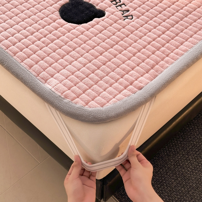 91家纺网 家纺一手货源 找家纺 梵朴 2025新款A类贴布绣牛奶绒夹棉床垫学生宿舍床褥垫子-好运熊系列 好运熊-粉