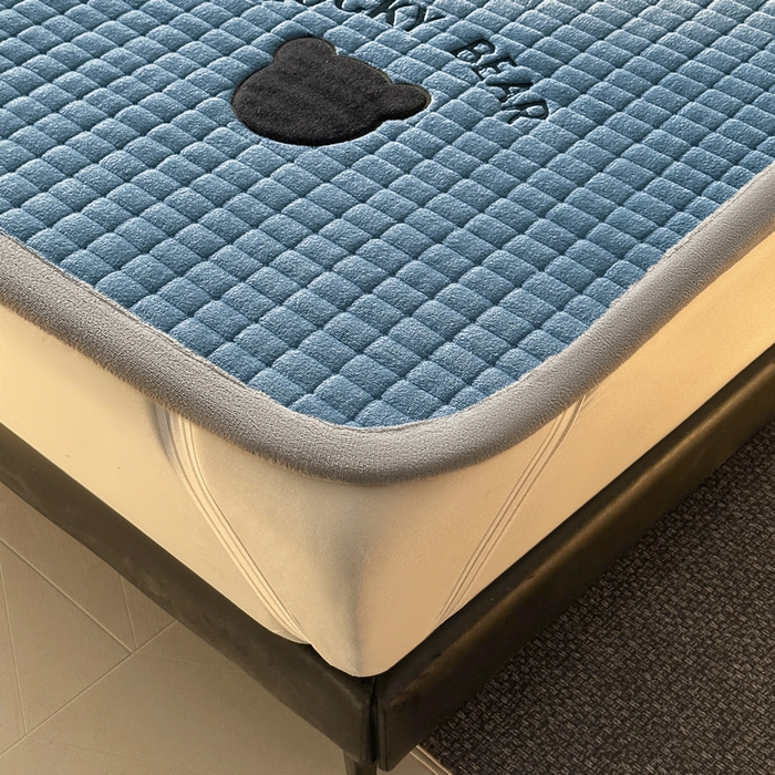 91家纺网 家纺一手货源 找家纺 梵朴 2025新款A类贴布绣牛奶绒夹棉床垫学生宿舍床褥垫子-好运熊系列 好运熊-蓝