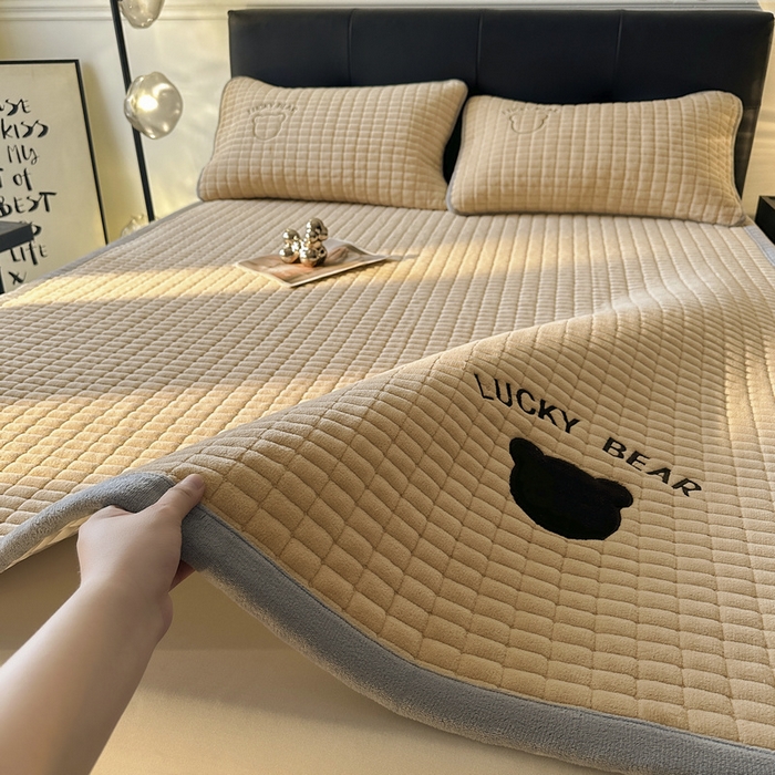 91家纺网 家纺一手货源 找家纺 梵朴 2025新款A类贴布绣牛奶绒夹棉床垫学生宿舍床褥垫子-好运熊系列 好运熊-咖
