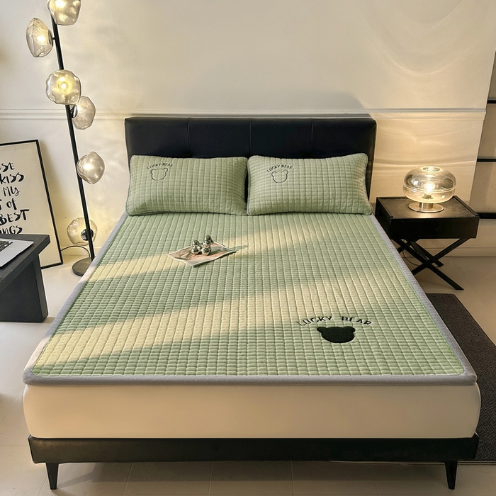 91家纺网 家纺一手货源 找家纺 梵朴 2025新款A类贴布绣牛奶绒夹棉床垫学生宿舍床褥垫子-好运熊系列 好运熊-绿