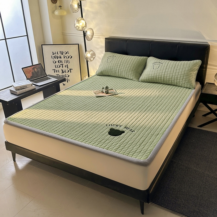 91家纺网 家纺一手货源 找家纺 梵朴 2025新款A类贴布绣牛奶绒夹棉床垫学生宿舍床褥垫子-好运熊系列 好运熊-绿