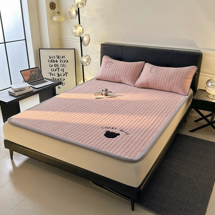 91家纺网 家纺一手货源 找家纺 梵朴 2025新款A类贴布绣牛奶绒夹棉床垫学生宿舍床褥垫子-好运熊系列 好运熊-粉