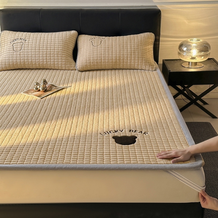 91家纺网 家纺一手货源 找家纺 梵朴 2025新款A类贴布绣牛奶绒夹棉床垫学生宿舍床褥垫子-好运熊系列 好运熊-咖