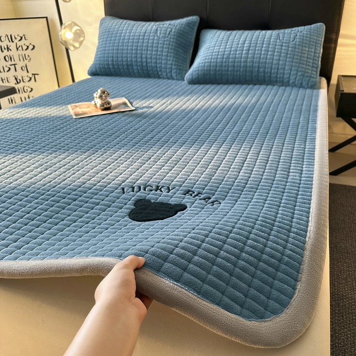 91家纺网 家纺一手货源 找家纺 梵朴 2025新款A类贴布绣牛奶绒夹棉床垫学生宿舍床褥垫子-好运熊系列 好运熊-蓝