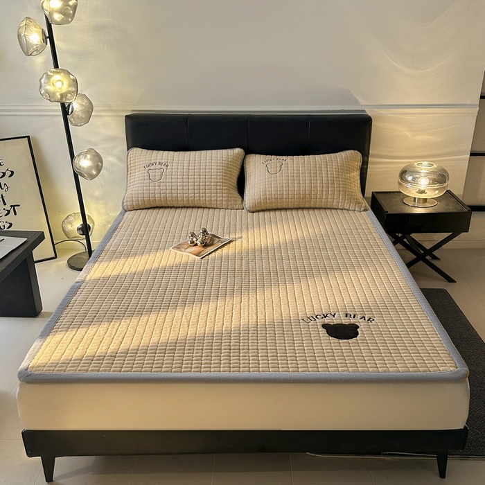 91家纺网 家纺一手货源 找家纺 梵朴 2025新款A类贴布绣牛奶绒夹棉床垫学生宿舍床褥垫子-好运熊系列 好运熊-咖