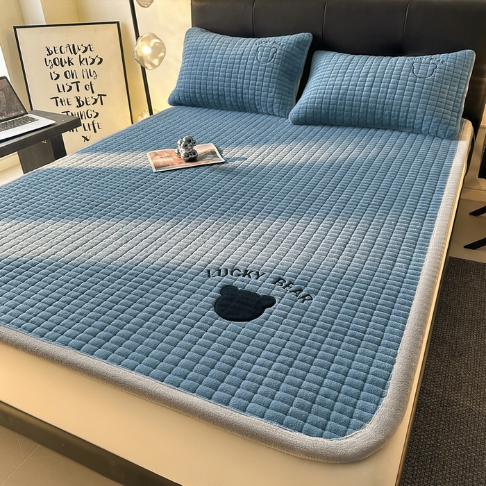 91家纺网 家纺一手货源 找家纺 梵朴 2025新款A类贴布绣牛奶绒夹棉床垫学生宿舍床褥垫子-好运熊系列 好运熊-蓝