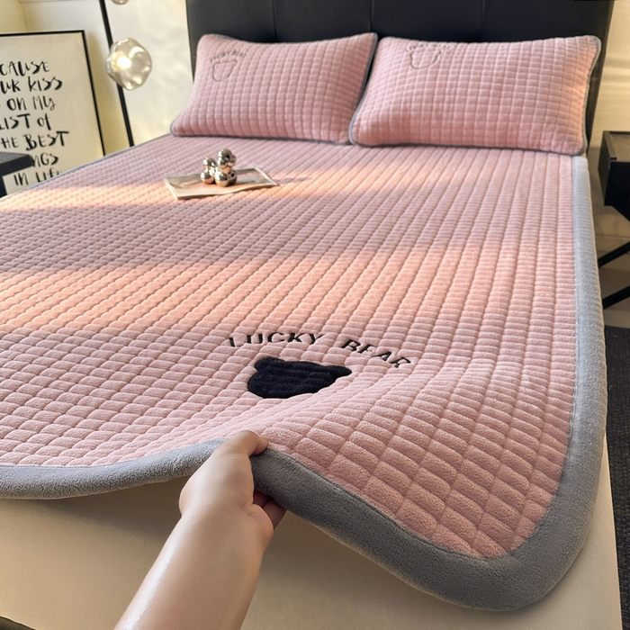 91家纺网 家纺一手货源 找家纺 梵朴 2025新款A类贴布绣牛奶绒夹棉床垫学生宿舍床褥垫子-好运熊系列 好运熊-粉