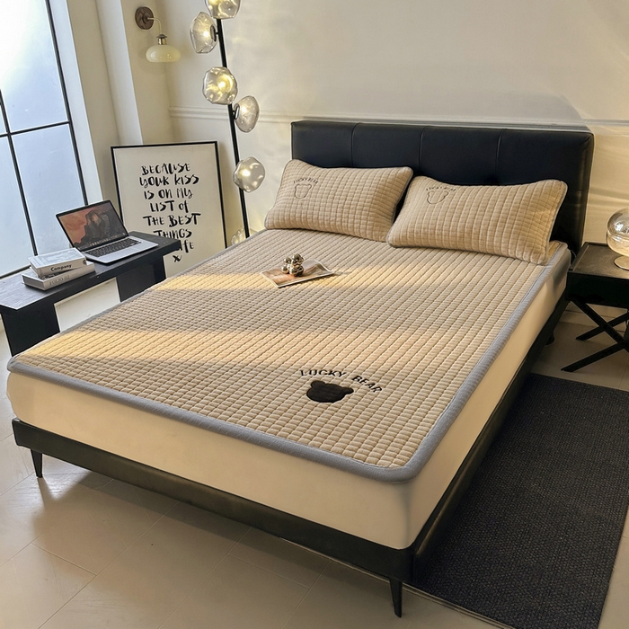 91家纺网 家纺一手货源 找家纺 梵朴 2025新款A类贴布绣牛奶绒夹棉床垫学生宿舍床褥垫子-好运熊系列 好运熊-咖