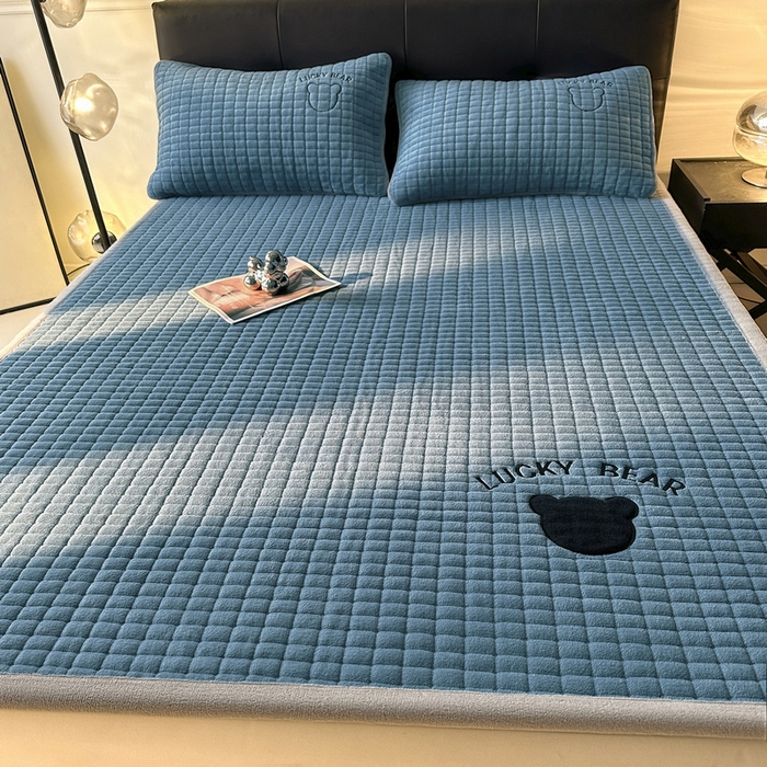 91家纺网 家纺一手货源 找家纺 梵朴 2025新款A类贴布绣牛奶绒夹棉床垫学生宿舍床褥垫子-好运熊系列 好运熊-蓝