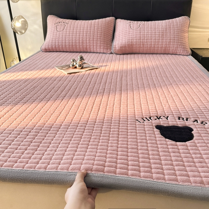 91家纺网 家纺一手货源 找家纺 梵朴 2025新款A类贴布绣牛奶绒夹棉床垫学生宿舍床褥垫子-好运熊系列 好运熊-粉