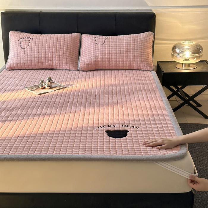 91家纺网 家纺一手货源 找家纺 梵朴 2025新款A类贴布绣牛奶绒夹棉床垫学生宿舍床褥垫子-好运熊系列 好运熊-粉