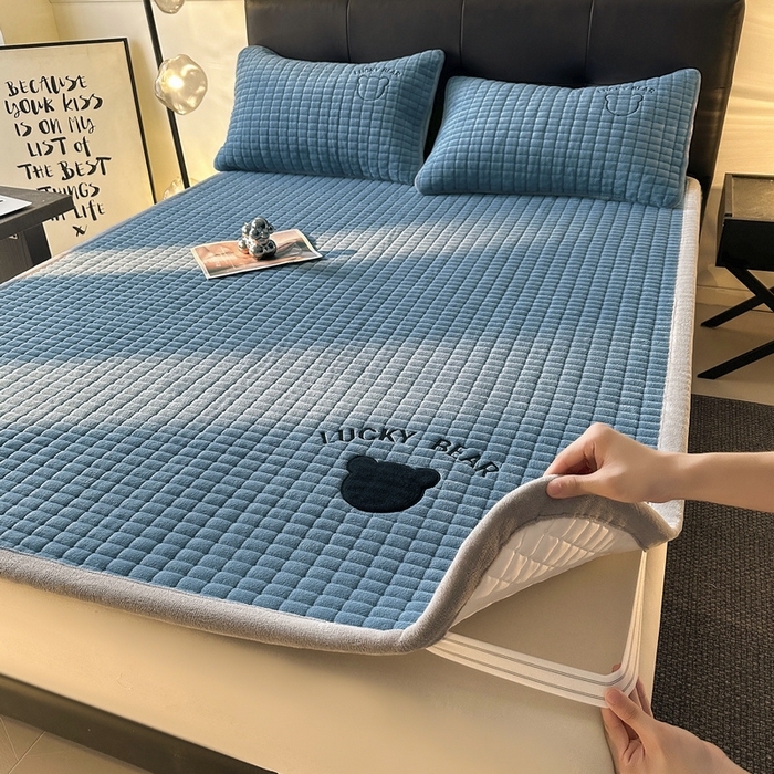 91家纺网 家纺一手货源 找家纺 梵朴 2025新款A类贴布绣牛奶绒夹棉床垫学生宿舍床褥垫子-好运熊系列 好运熊-蓝