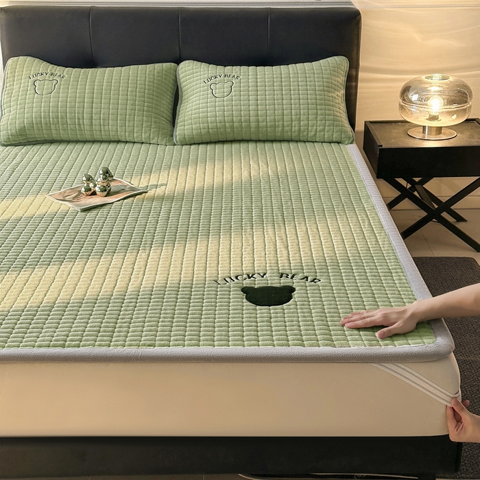 91家纺网 家纺一手货源 找家纺 梵朴 2025新款A类贴布绣牛奶绒夹棉床垫学生宿舍床褥垫子-好运熊系列 好运熊-绿