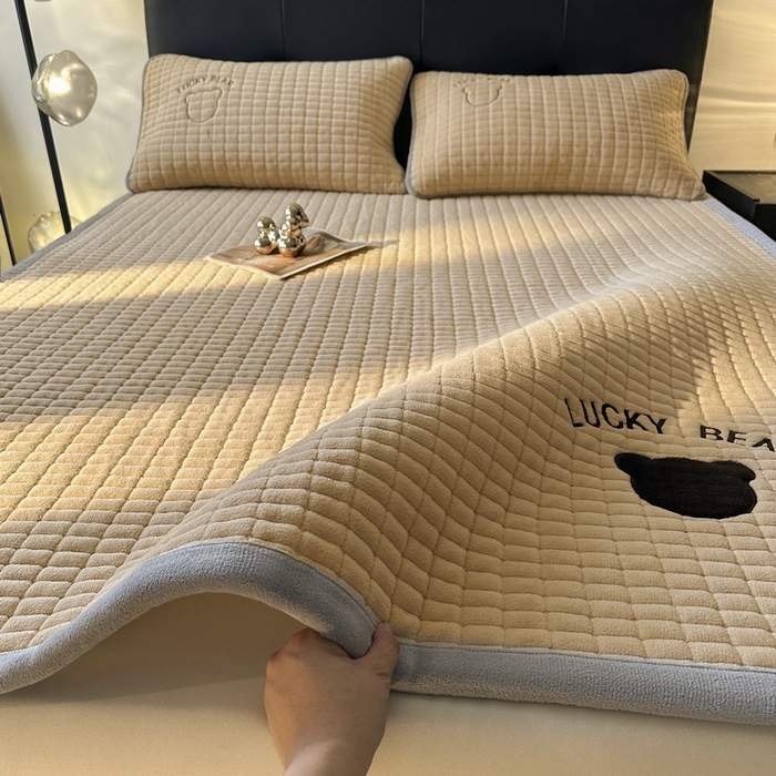 91家纺网 家纺一手货源 找家纺 梵朴 2025新款A类贴布绣牛奶绒夹棉床垫学生宿舍床褥垫子-好运熊系列 好运熊-咖