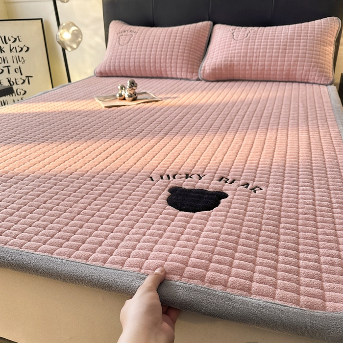 91家纺网 家纺一手货源 找家纺 梵朴 2025新款A类贴布绣牛奶绒夹棉床垫学生宿舍床褥垫子-好运熊系列 好运熊-粉