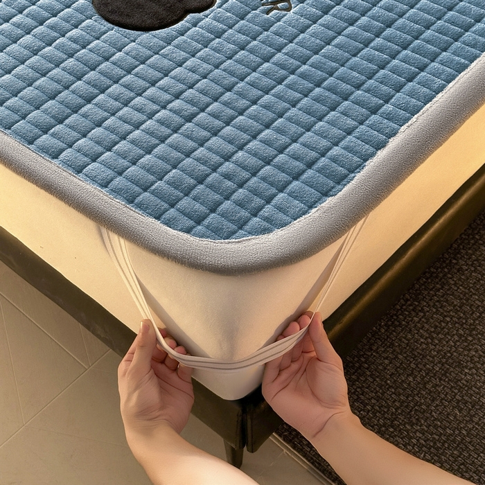 91家纺网 家纺一手货源 找家纺 梵朴 2025新款A类贴布绣牛奶绒夹棉床垫学生宿舍床褥垫子-好运熊系列 好运熊-蓝