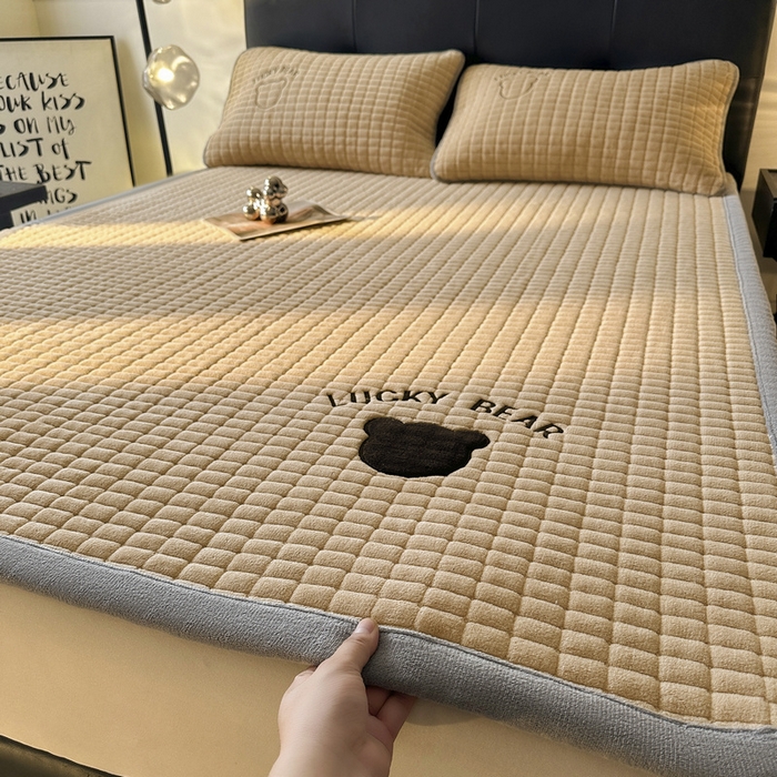 91家纺网 家纺一手货源 找家纺 梵朴 2025新款A类贴布绣牛奶绒夹棉床垫学生宿舍床褥垫子-好运熊系列 好运熊-咖