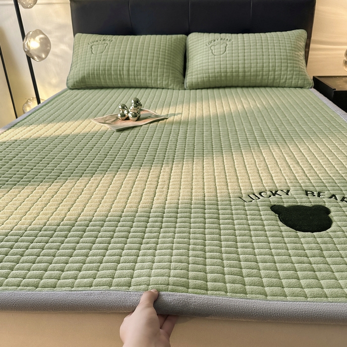 91家纺网 家纺一手货源 找家纺 梵朴 2025新款A类贴布绣牛奶绒夹棉床垫学生宿舍床褥垫子-好运熊系列 好运熊-绿