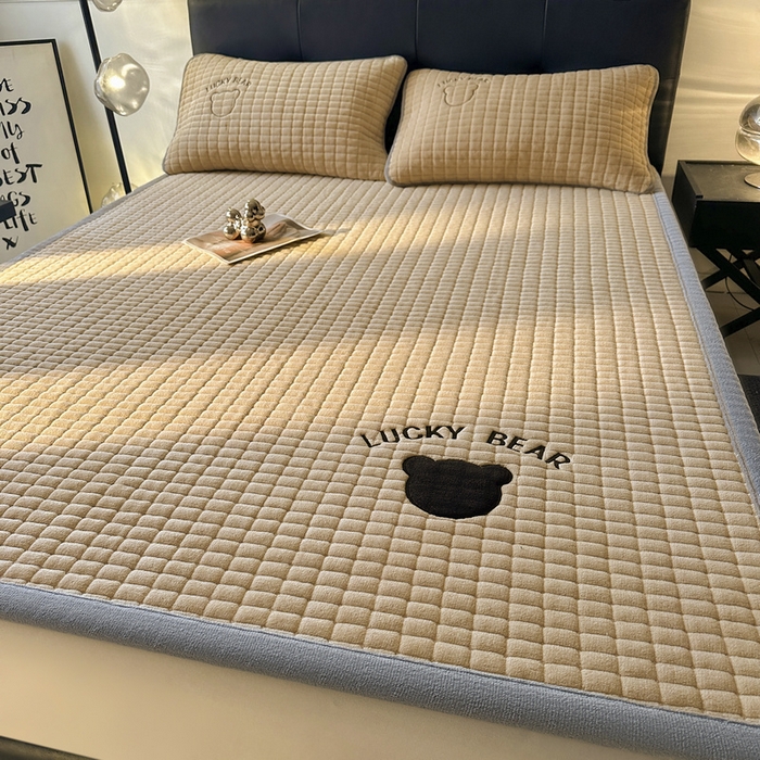 91家纺网 家纺一手货源 找家纺 梵朴 2025新款A类贴布绣牛奶绒夹棉床垫学生宿舍床褥垫子-好运熊系列 好运熊-咖
