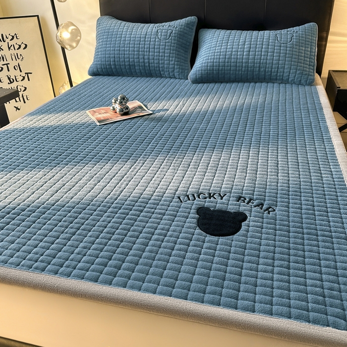 91家纺网 家纺一手货源 找家纺 梵朴 2025新款A类贴布绣牛奶绒夹棉床垫学生宿舍床褥垫子-好运熊系列 好运熊-蓝