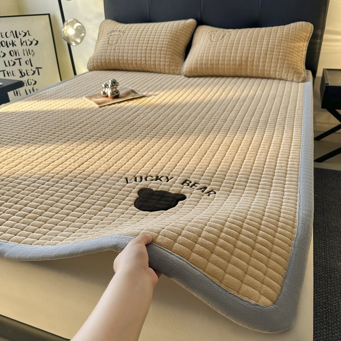 91家纺网 家纺一手货源 找家纺 梵朴 2025新款A类贴布绣牛奶绒夹棉床垫学生宿舍床褥垫子-好运熊系列 好运熊-咖
