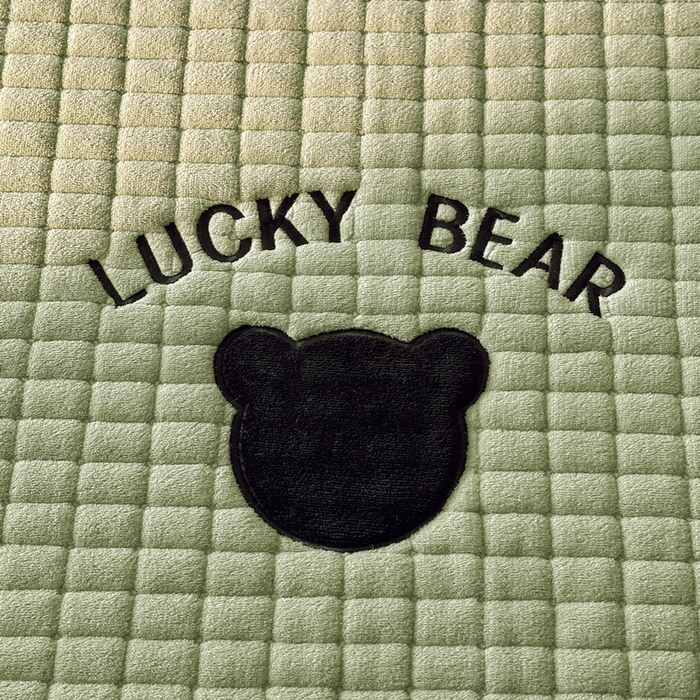 91家纺网 家纺一手货源 找家纺 梵朴 2025新款A类贴布绣牛奶绒夹棉床垫学生宿舍床褥垫子-好运熊系列 好运熊-绿