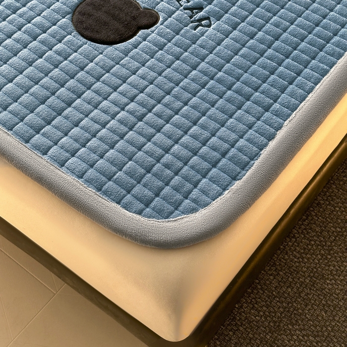 91家纺网 家纺一手货源 找家纺 梵朴 2025新款A类贴布绣牛奶绒夹棉床垫学生宿舍床褥垫子-好运熊系列 好运熊-蓝