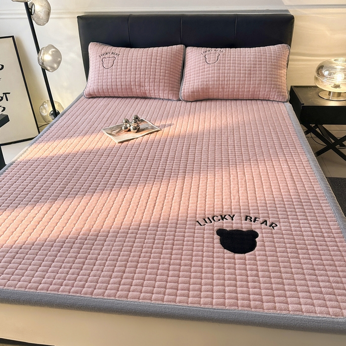 91家纺网 家纺一手货源 找家纺 梵朴 2025新款A类贴布绣牛奶绒夹棉床垫学生宿舍床褥垫子-好运熊系列 好运熊-粉