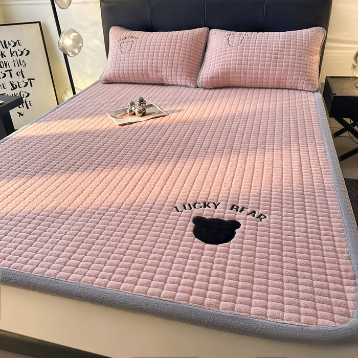 91家纺网 家纺一手货源 找家纺 梵朴 2025新款A类贴布绣牛奶绒夹棉床垫学生宿舍床褥垫子-好运熊系列 好运熊-粉