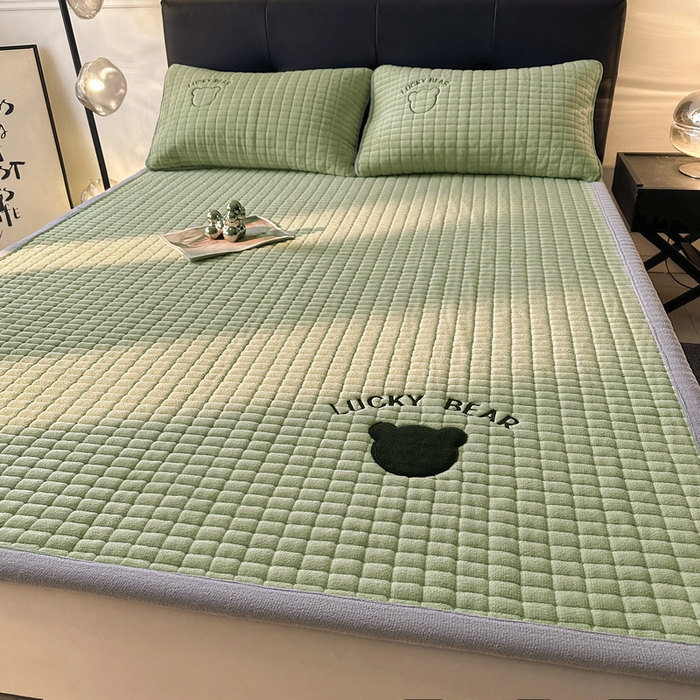 91家纺网 家纺一手货源 找家纺 梵朴 2025新款A类贴布绣牛奶绒夹棉床垫学生宿舍床褥垫子-好运熊系列 好运熊-绿