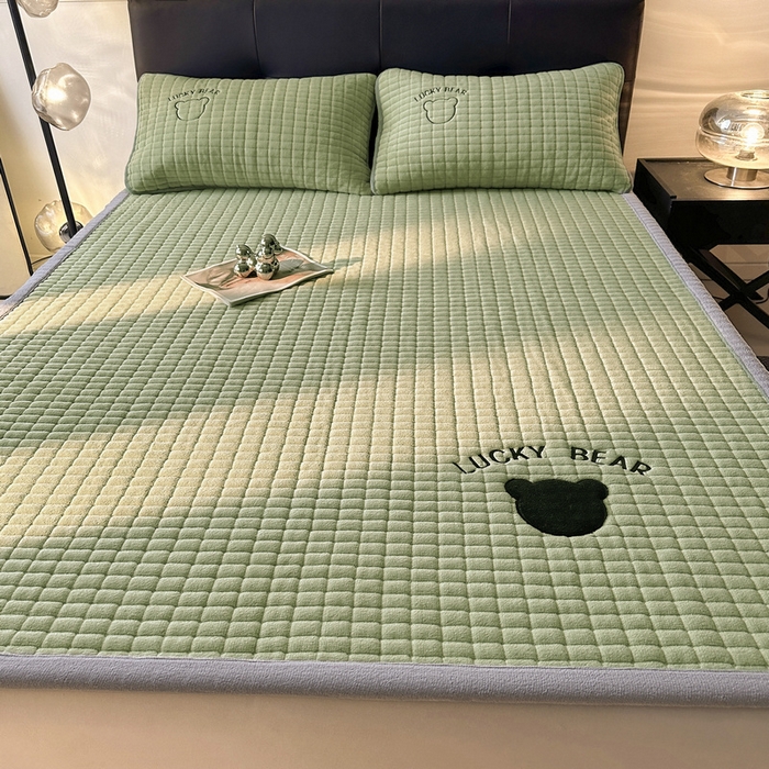 91家纺网 家纺一手货源 找家纺 梵朴 2025新款A类贴布绣牛奶绒夹棉床垫学生宿舍床褥垫子-好运熊系列 好运熊-绿