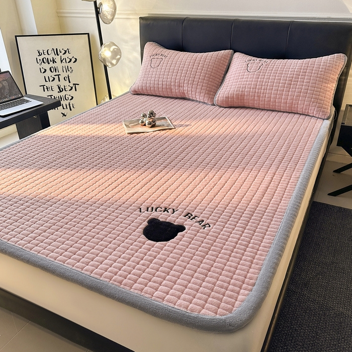 91家纺网 家纺一手货源 找家纺 梵朴 2025新款A类贴布绣牛奶绒夹棉床垫学生宿舍床褥垫子-好运熊系列 好运熊-粉