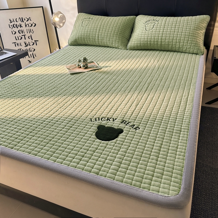 91家纺网 家纺一手货源 找家纺 梵朴 2025新款A类贴布绣牛奶绒夹棉床垫学生宿舍床褥垫子-好运熊系列 好运熊-绿