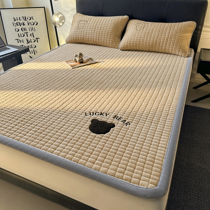 91家纺网 家纺一手货源 找家纺 梵朴 2025新款A类贴布绣牛奶绒夹棉床垫学生宿舍床褥垫子-好运熊系列 好运熊-咖