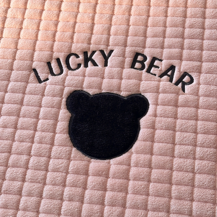 91家纺网 家纺一手货源 找家纺 梵朴 2025新款A类贴布绣牛奶绒夹棉床垫学生宿舍床褥垫子-好运熊系列 好运熊-粉