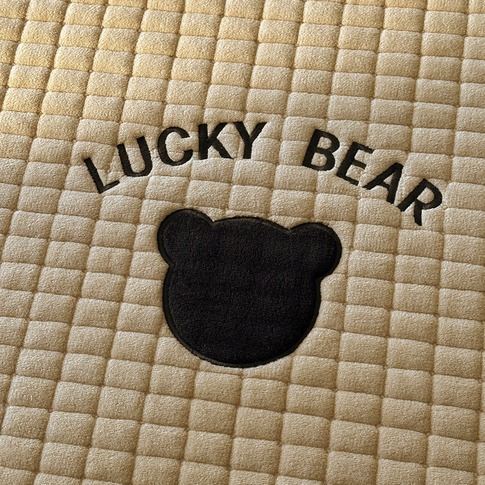 91家纺网 家纺一手货源 找家纺 梵朴 2025新款A类贴布绣牛奶绒夹棉床垫学生宿舍床褥垫子-好运熊系列 好运熊-咖