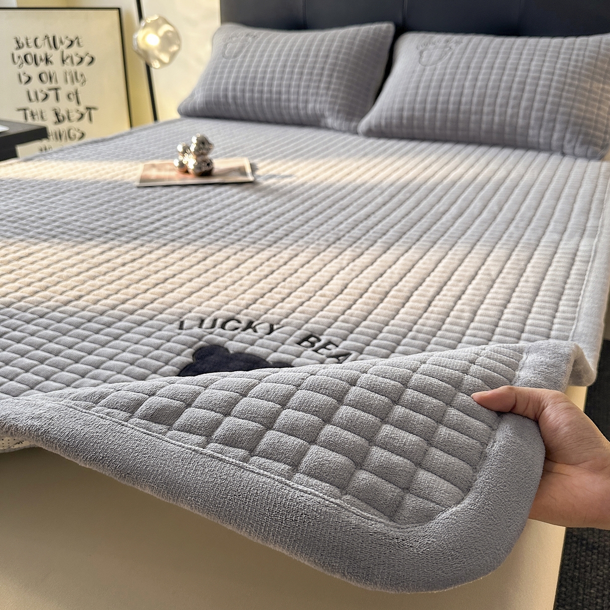 91家纺网 家纺一手货源 找家纺 梵朴 2025新款A类贴布绣牛奶绒夹棉床垫学生宿舍床褥垫子-好运熊系列 好运熊-灰