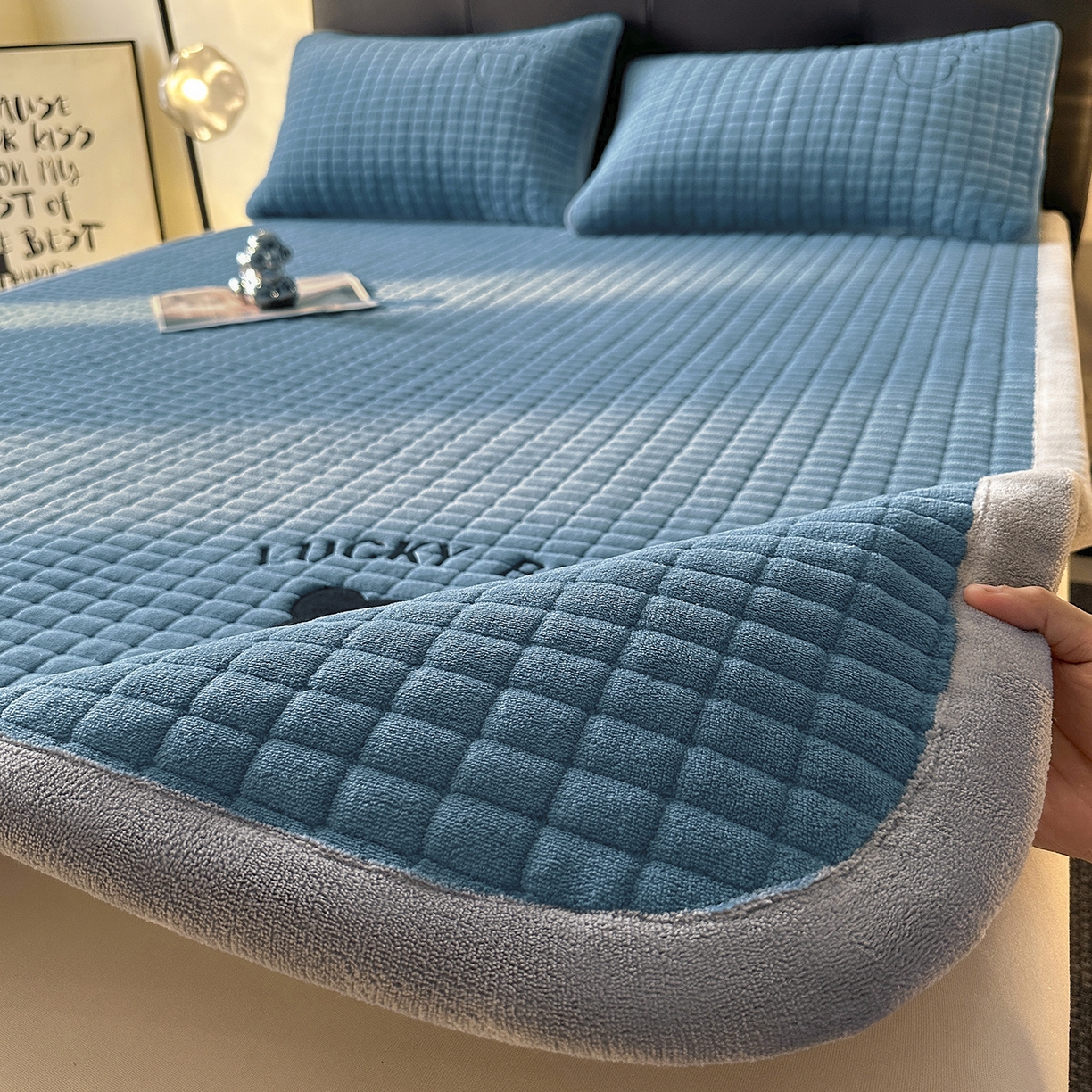 91家纺网 家纺一手货源 找家纺 梵朴 2025新款A类贴布绣牛奶绒夹棉床垫学生宿舍床褥垫子-好运熊系列 好运熊-蓝