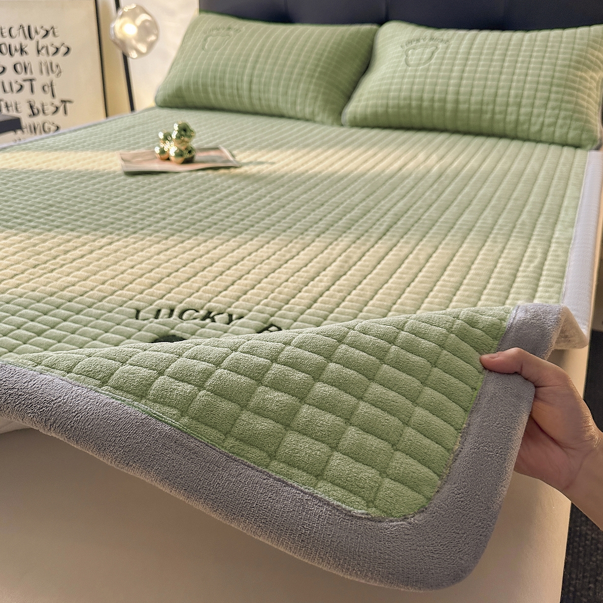 91家纺网 家纺一手货源 找家纺 梵朴 2025新款A类贴布绣牛奶绒夹棉床垫学生宿舍床褥垫子-好运熊系列 好运熊-绿