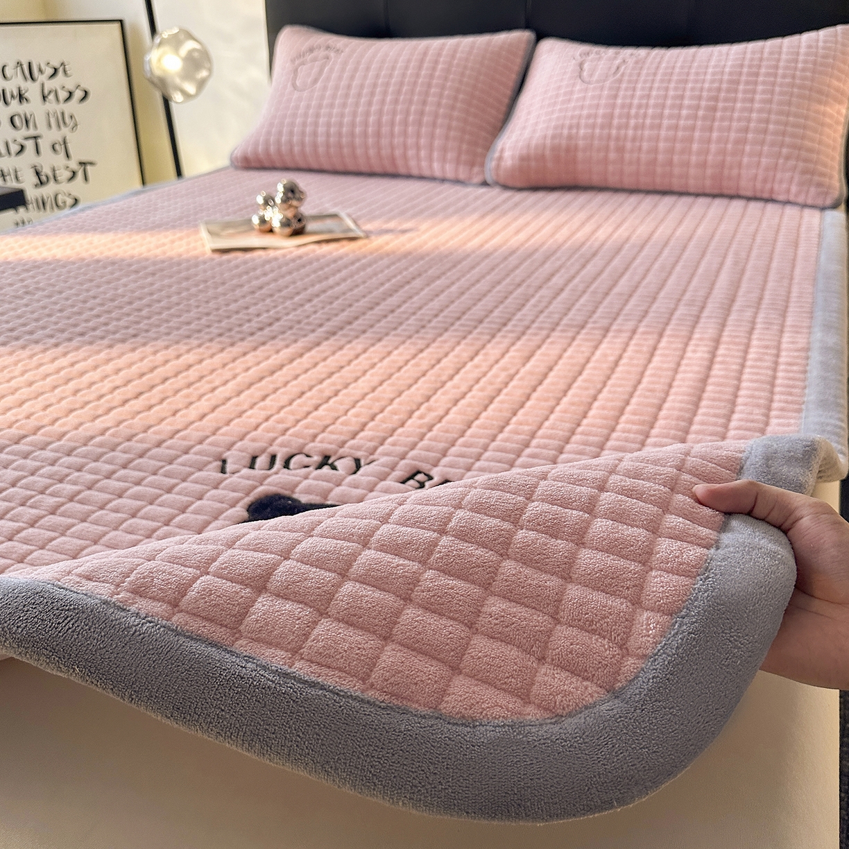 91家纺网 家纺一手货源 找家纺 梵朴 2025新款A类贴布绣牛奶绒夹棉床垫学生宿舍床褥垫子-好运熊系列 好运熊-粉