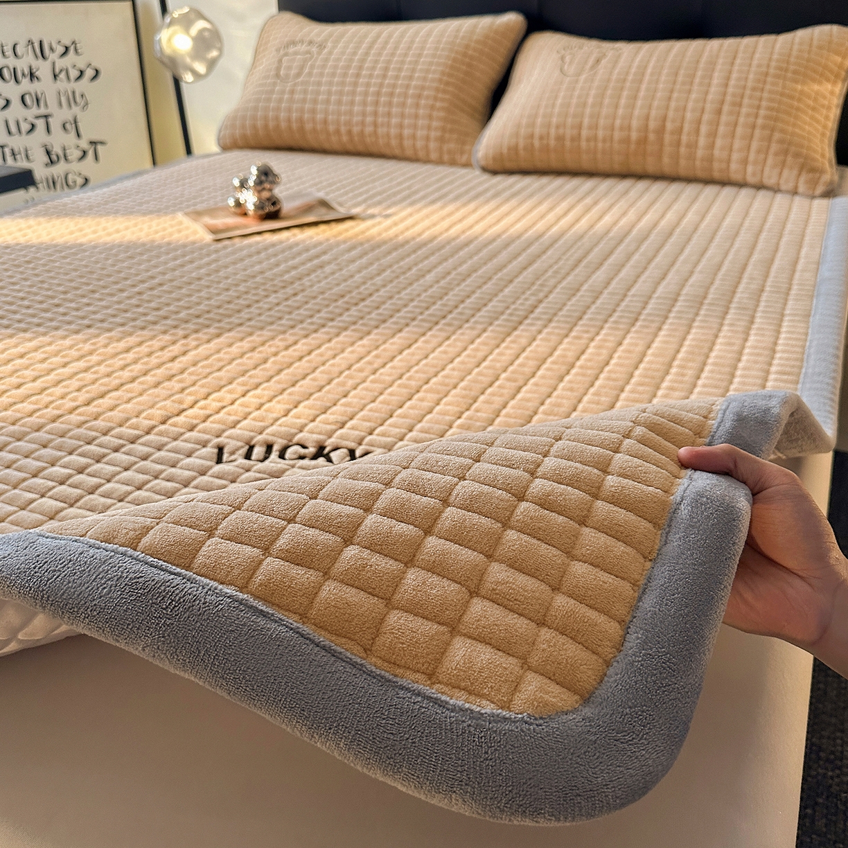 91家纺网 家纺一手货源 找家纺 梵朴 2025新款A类贴布绣牛奶绒夹棉床垫学生宿舍床褥垫子-好运熊系列 好运熊-咖