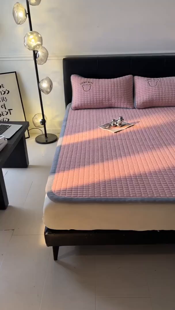 91家纺网 家纺一手货源 找家纺 梵朴 2025新款A类贴布绣牛奶绒夹棉床垫学生宿舍床褥垫子-好运熊系列 好运熊-粉