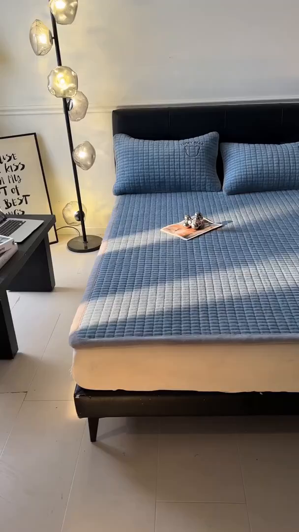 91家纺网 家纺一手货源 找家纺 梵朴 2025新款A类贴布绣牛奶绒夹棉床垫学生宿舍床褥垫子-好运熊系列 好运熊-蓝