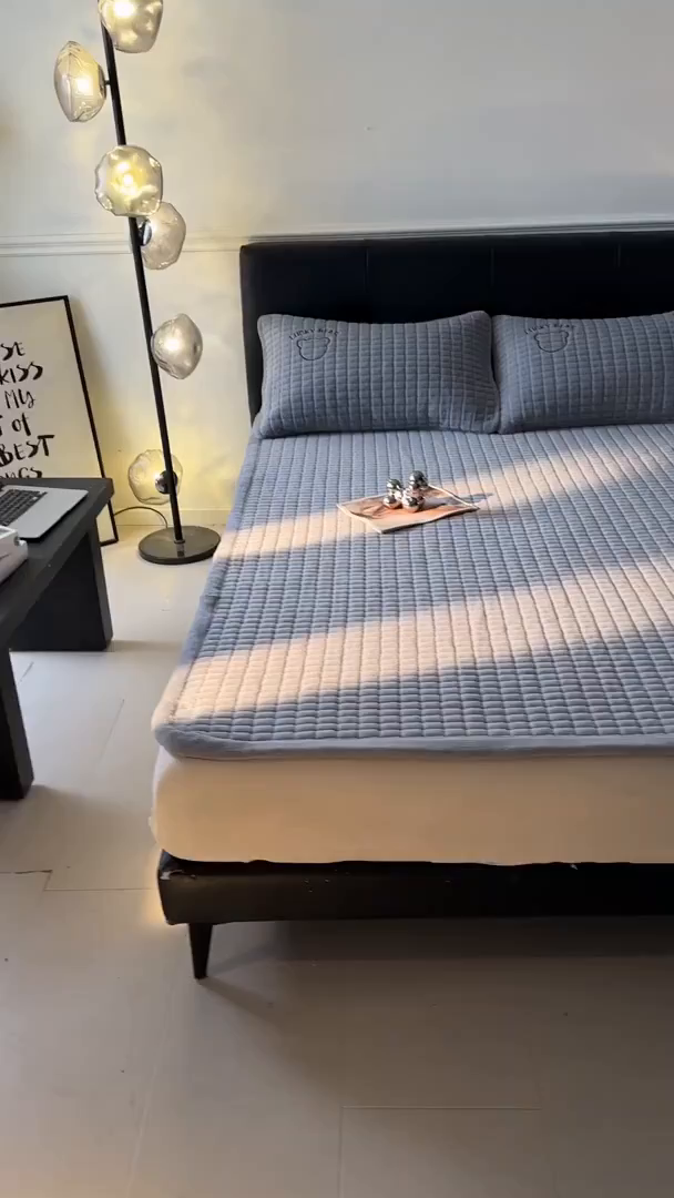 91家纺网 家纺一手货源 找家纺 梵朴 2025新款A类贴布绣牛奶绒夹棉床垫学生宿舍床褥垫子-好运熊系列 好运熊-灰