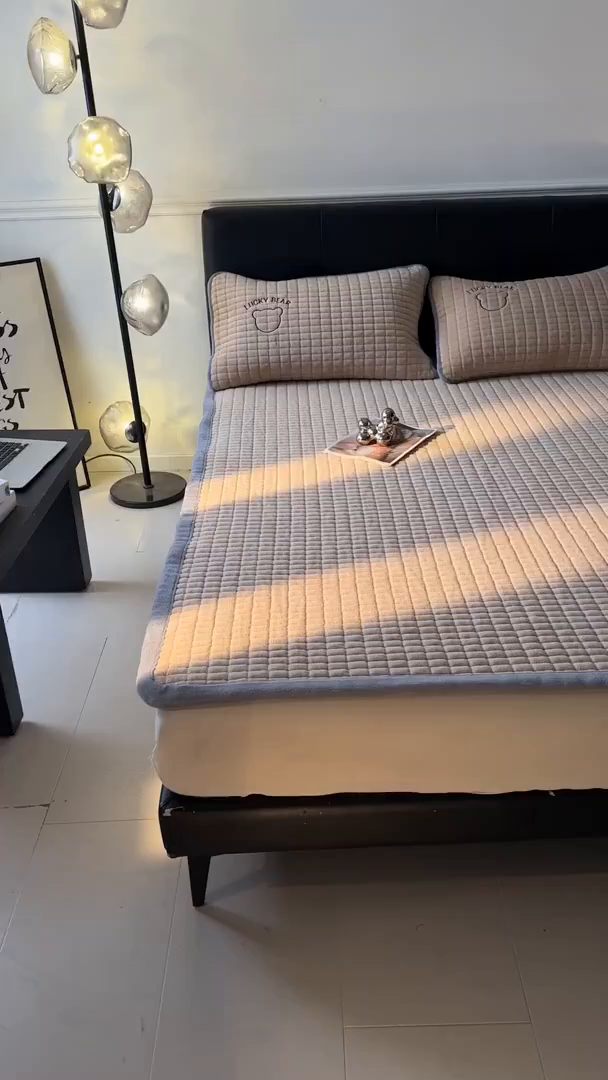 91家纺网 家纺一手货源 找家纺 梵朴 2025新款A类贴布绣牛奶绒夹棉床垫学生宿舍床褥垫子-好运熊系列 好运熊-咖