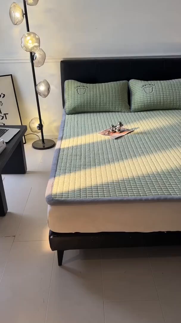 91家纺网 家纺一手货源 找家纺 梵朴 2025新款A类贴布绣牛奶绒夹棉床垫学生宿舍床褥垫子-好运熊系列 好运熊-绿