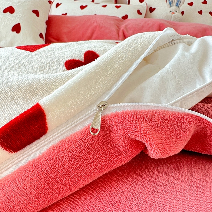 91家纺网 家纺一手货源 找家纺 卡普 2025新款牛奶绒印花四件套爱意满满