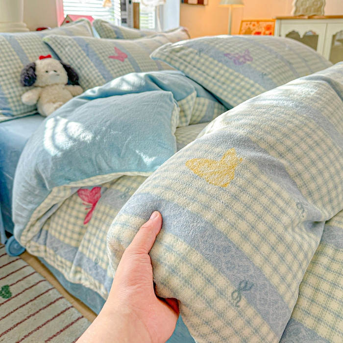 91家纺网 家纺一手货源 找家纺 卡普 2025新款牛奶绒印花四件套蝶舞格韵