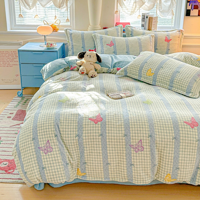 91家纺网 家纺一手货源 找家纺 卡普 2025新款牛奶绒印花四件套蝶舞格韵